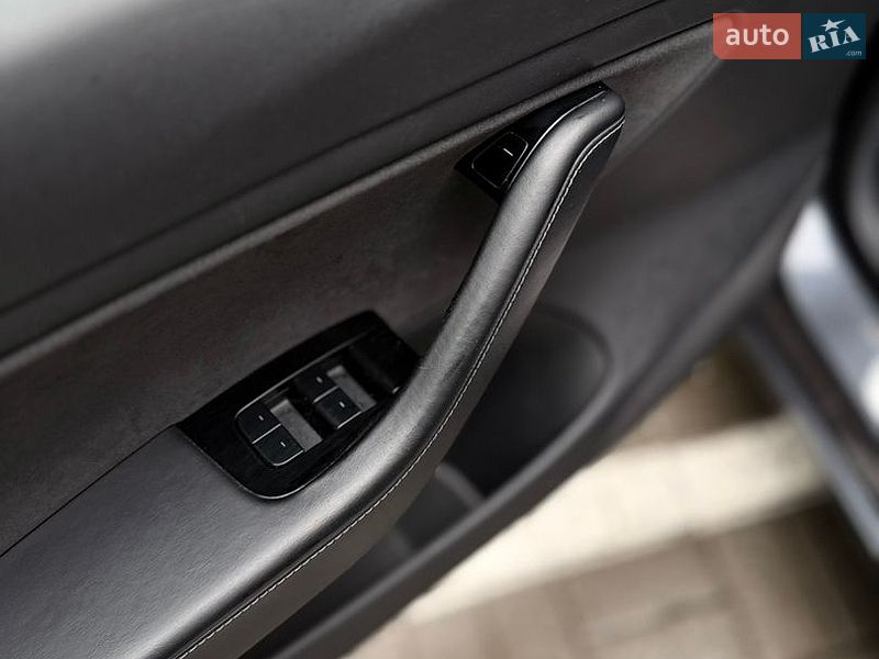 Седан Tesla Model 3 2017 в Киеве