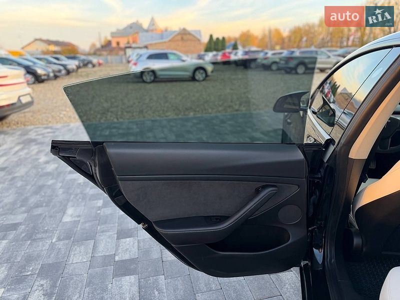 Седан Tesla Model 3 2021 в Коломые