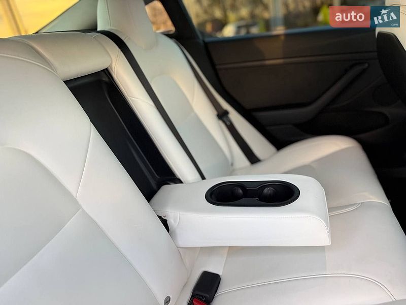 Седан Tesla Model 3 2021 в Коломые