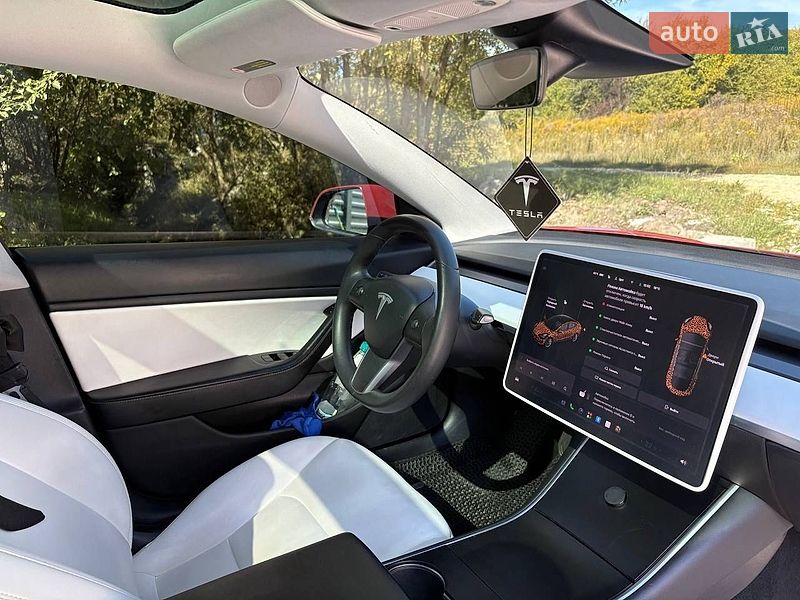 Седан Tesla Model 3 2020 в Львові