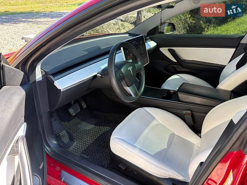 Седан Tesla Model 3 2020 в Львові