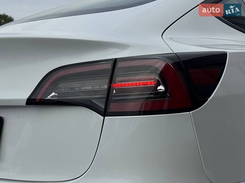Седан Tesla Model 3 2021 в Рівному