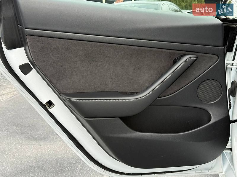 Седан Tesla Model 3 2021 в Рівному