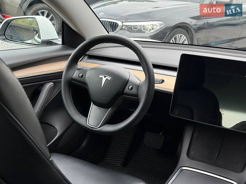 Седан Tesla Model 3 2021 в Рівному