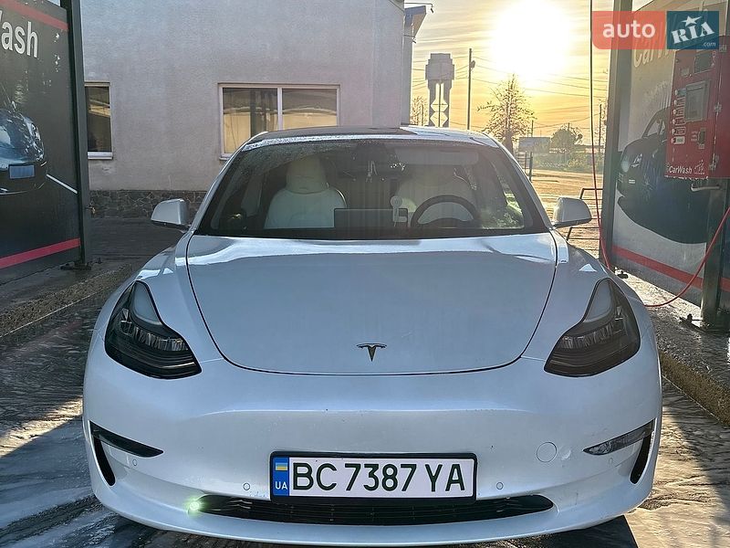 Седан Tesla Model 3 2020 в Стрые