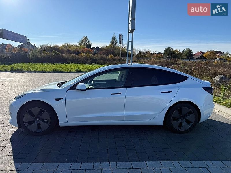 Седан Tesla Model 3 2022 в Львове