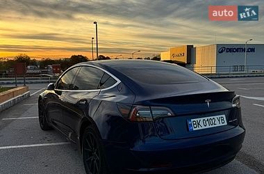 Седан Tesla Model 3 2019 в Рівному