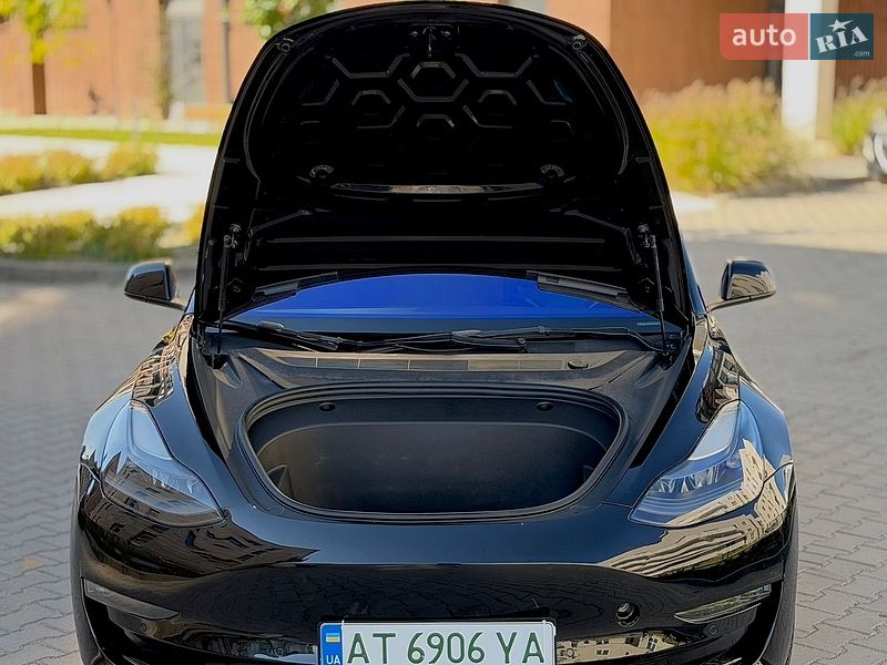 Седан Tesla Model 3 2022 в Івано-Франківську