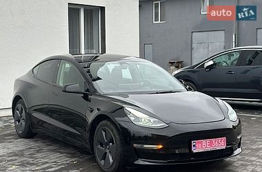 Седан Tesla Model 3 2023 в Дубні