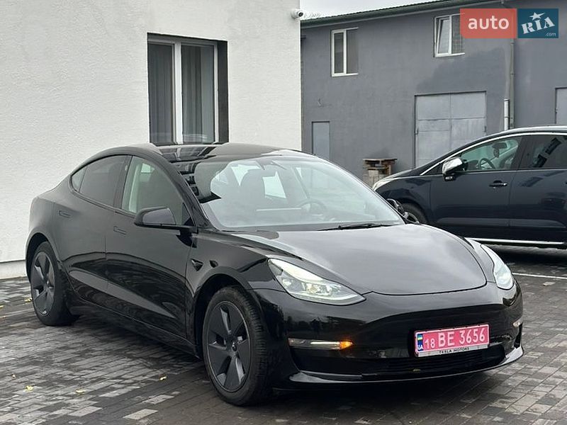 Седан Tesla Model 3 2023 в Дубні