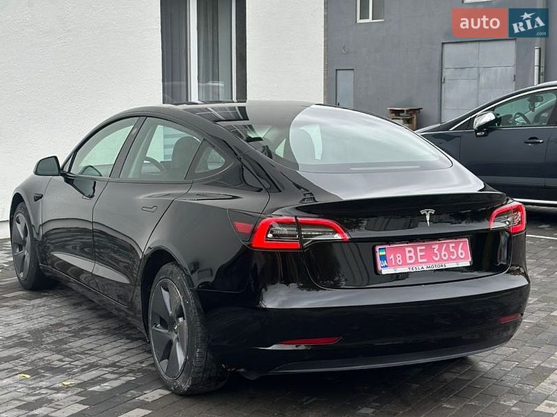 Седан Tesla Model 3 2023 в Дубні