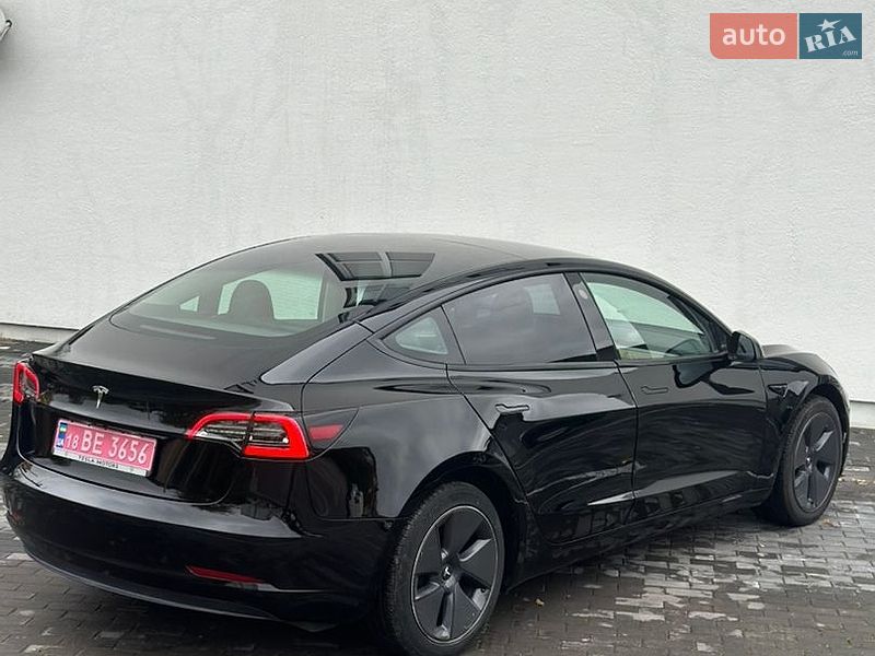 Седан Tesla Model 3 2023 в Дубні