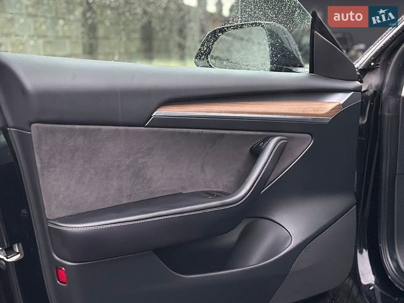 Седан Tesla Model 3 2023 в Дубні