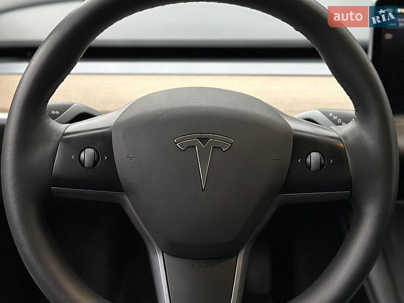 Седан Tesla Model 3 2023 в Дубні