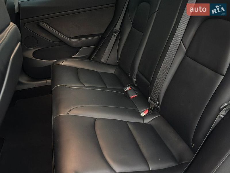 Седан Tesla Model 3 2023 в Дубні