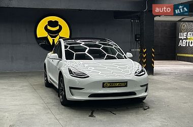 Седан Tesla Model 3 2019 в Черновцах