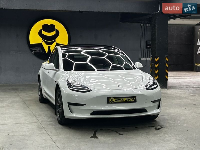 Седан Tesla Model 3 2019 в Черновцах