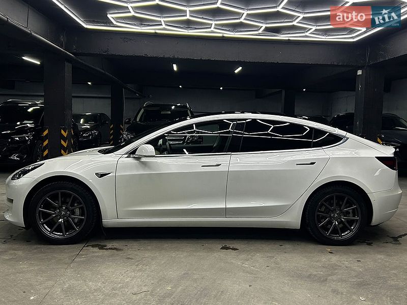 Седан Tesla Model 3 2019 в Черновцах