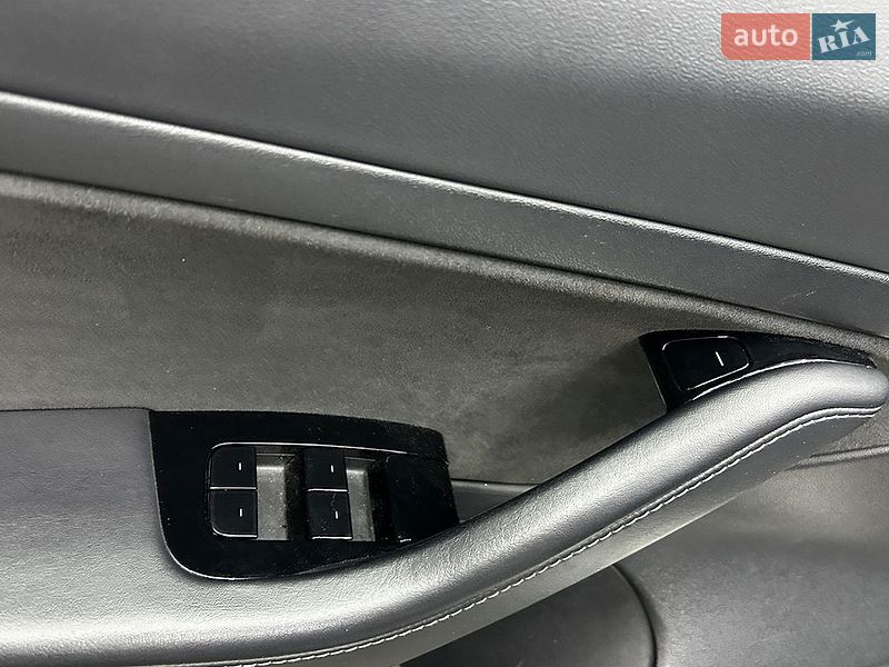 Седан Tesla Model 3 2019 в Черновцах