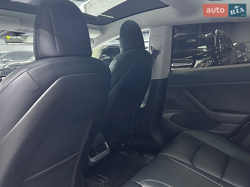 Седан Tesla Model 3 2019 в Черновцах