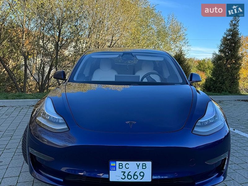 Седан Tesla Model 3 2018 в Львове