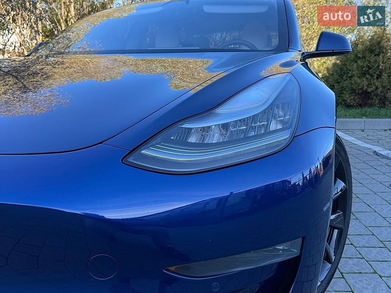 Седан Tesla Model 3 2018 в Львове