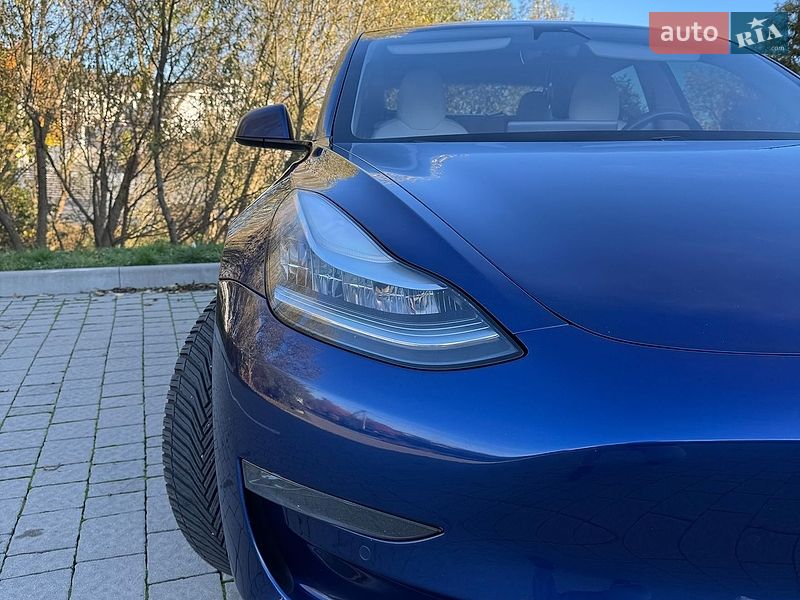 Седан Tesla Model 3 2018 в Львове
