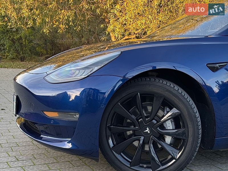 Седан Tesla Model 3 2018 в Львове