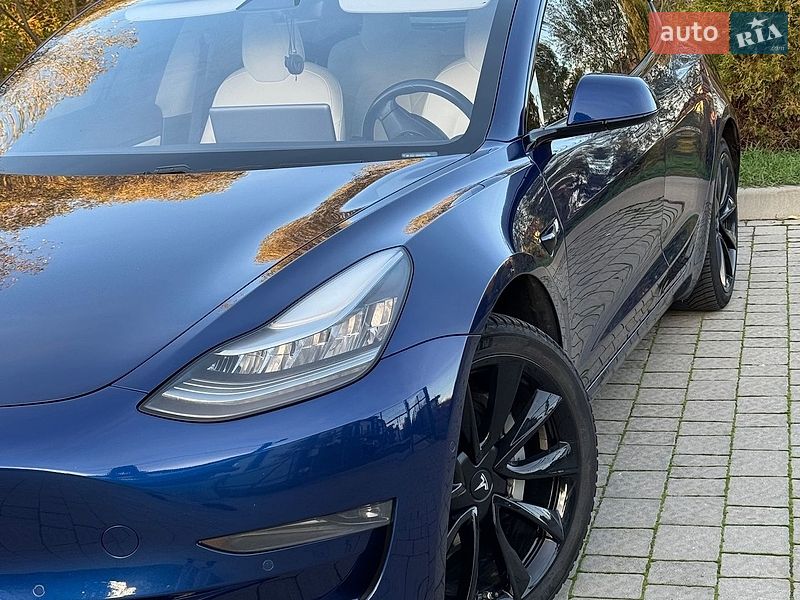 Седан Tesla Model 3 2018 в Львове