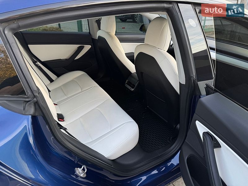 Седан Tesla Model 3 2018 в Львове