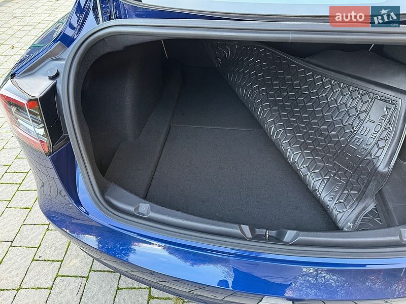 Седан Tesla Model 3 2018 в Львове