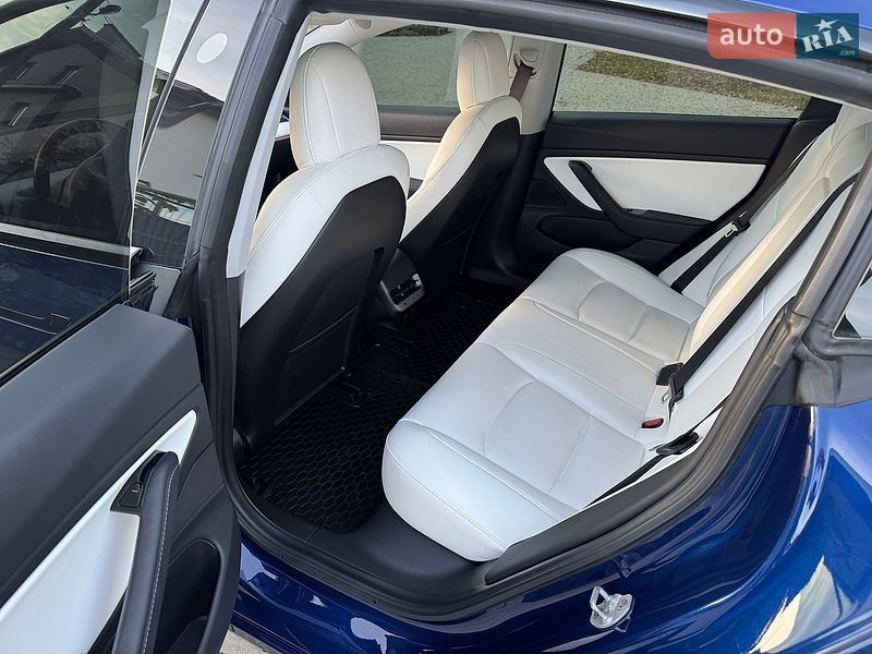 Седан Tesla Model 3 2018 в Львове