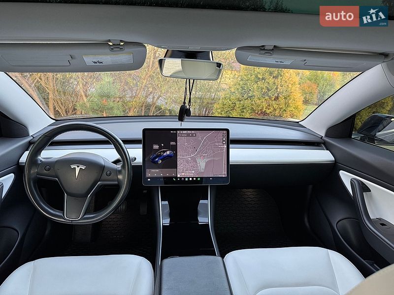 Седан Tesla Model 3 2018 в Львове