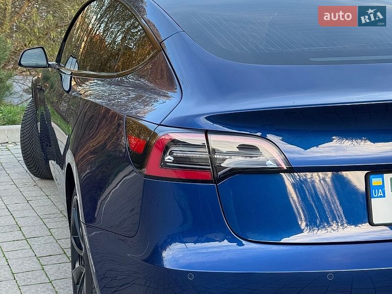 Седан Tesla Model 3 2018 в Львове