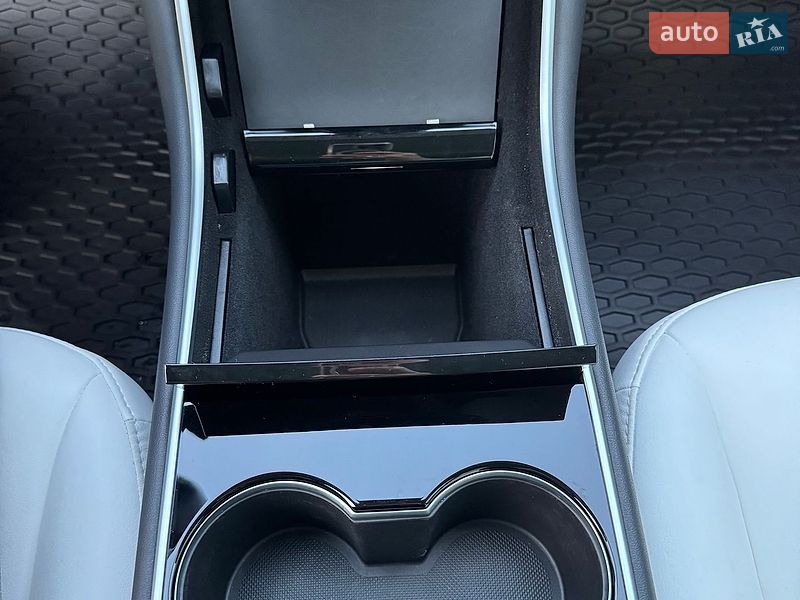 Седан Tesla Model 3 2018 в Львове