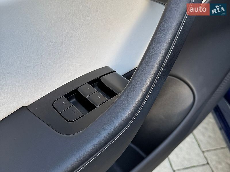 Седан Tesla Model 3 2018 в Львове