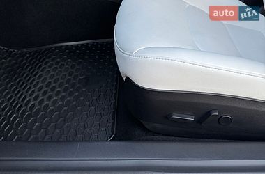 Седан Tesla Model 3 2018 в Львове