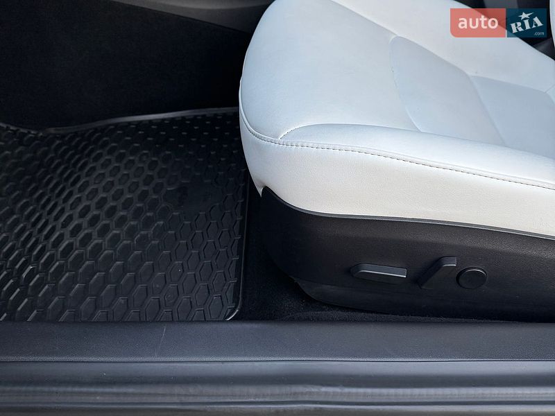 Седан Tesla Model 3 2018 в Львове
