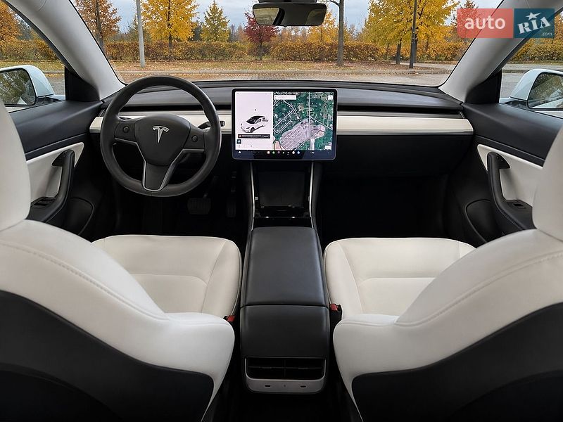 Седан Tesla Model 3 2020 в Львове