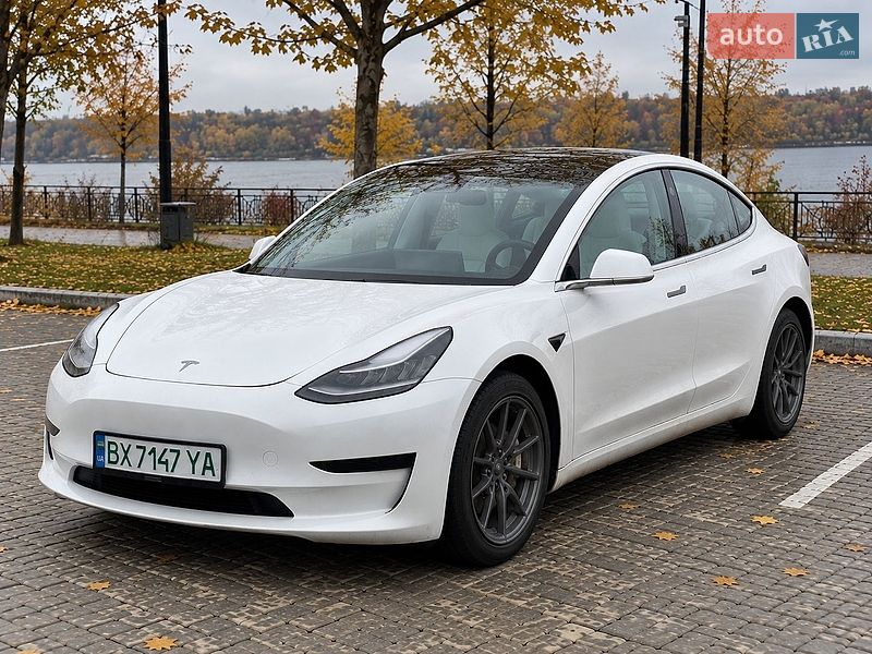 Седан Tesla Model 3 2020 в Львове
