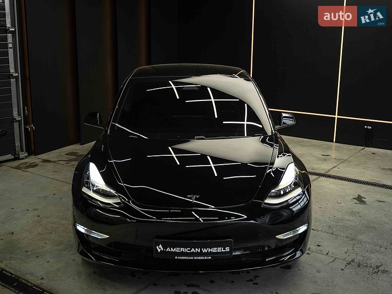 Седан Tesla Model 3 2019 в Черновцах
