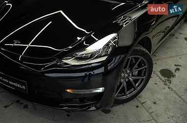 Седан Tesla Model 3 2019 в Черновцах