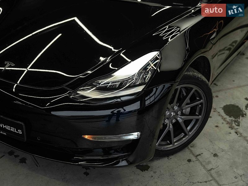 Седан Tesla Model 3 2019 в Черновцах