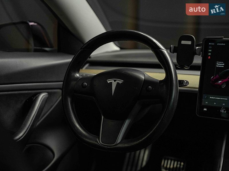 Седан Tesla Model 3 2019 в Черновцах