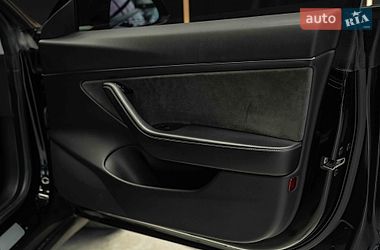 Седан Tesla Model 3 2019 в Черновцах