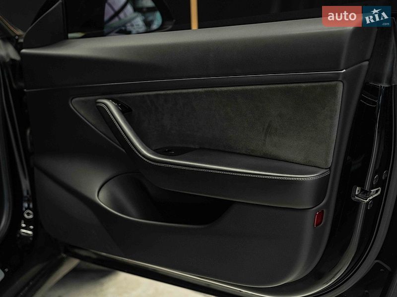 Седан Tesla Model 3 2019 в Черновцах