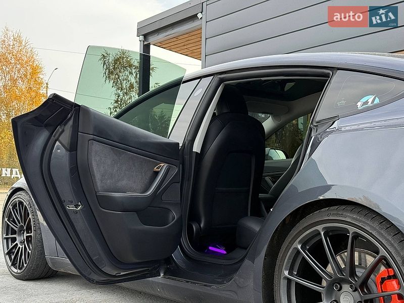 Седан Tesla Model 3 2020 в Рівному