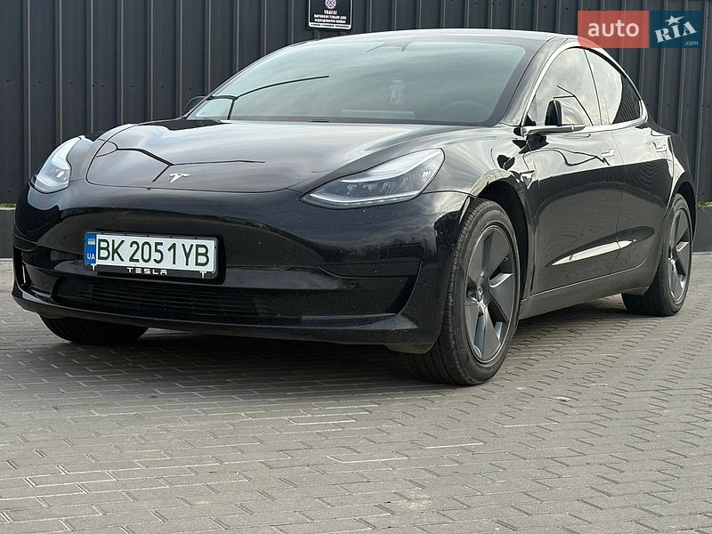 Седан Tesla Model 3 2019 в Дубні