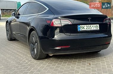 Седан Tesla Model 3 2019 в Дубні
