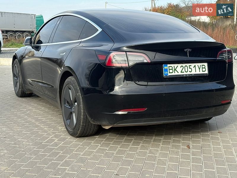 Седан Tesla Model 3 2019 в Дубні